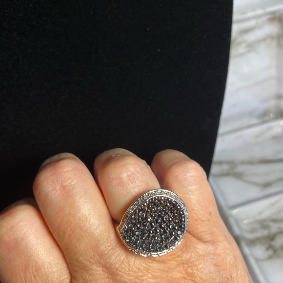 Lia Sophia Gold tone ring with black/white crystals size 8 or 9 - Picture 10 of 10